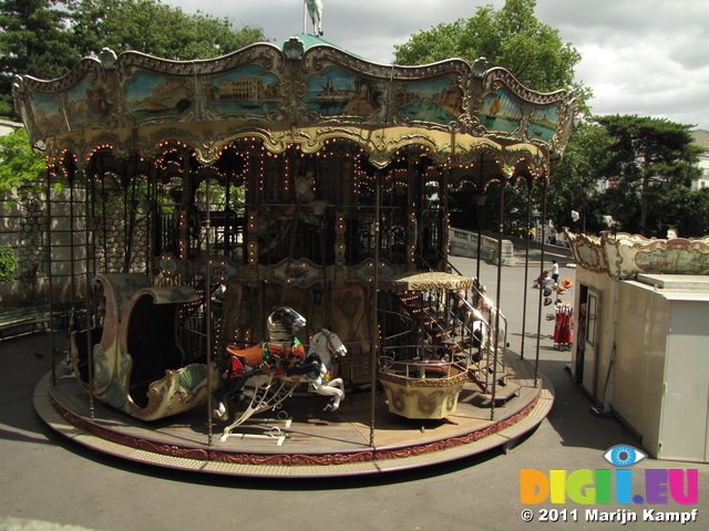 SX18302 Fairground ride near Basilique du Sacre Coeur de Montmartre